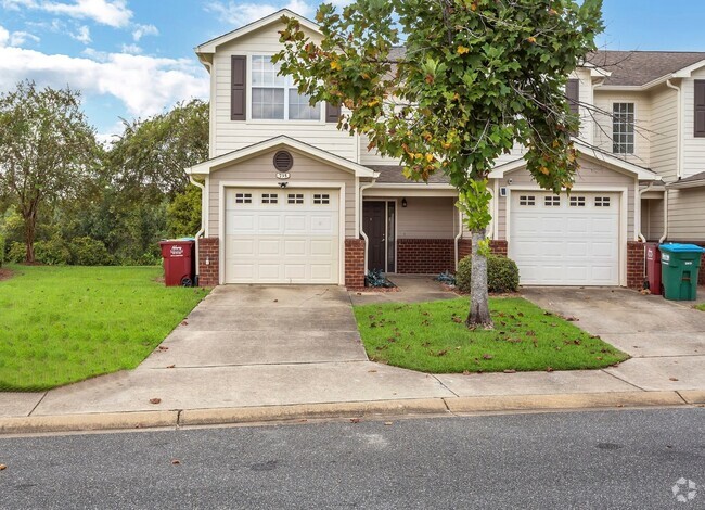 Building Photo - Townhome with Community Pool!