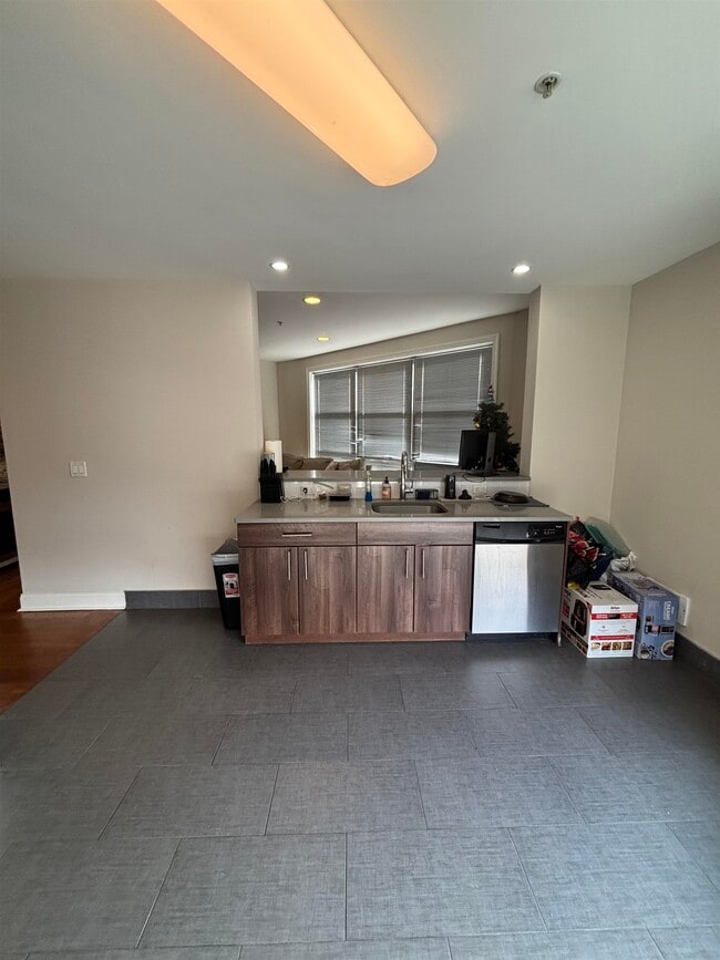 Photo - 100 Marshall St Unidad 205