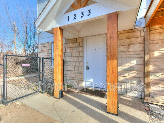 Building Photo - 1233 N Grand Blvd