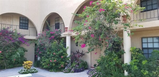 Photo - 905 NE 28th St