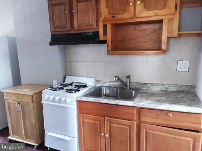 Photo - 420 W Ruscomb St Apartment Unit 2ND FL FRONT