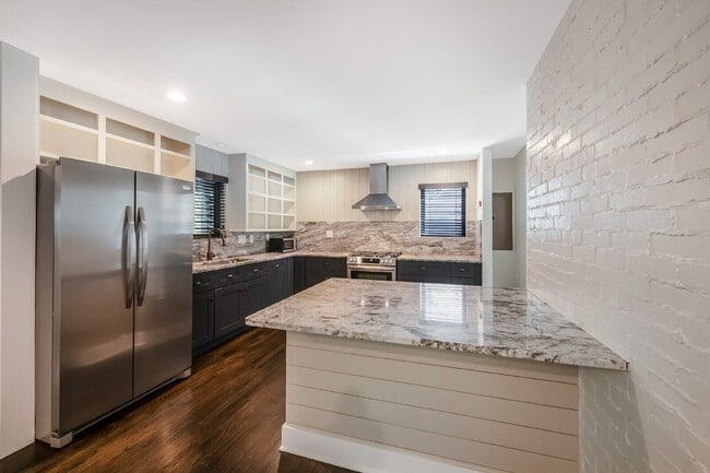 Photo - 532 N College St