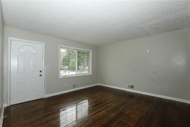 Photo - 722 Tara Cir SE