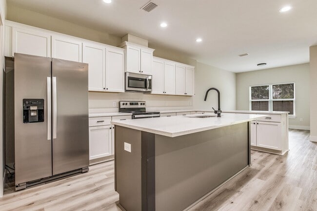 Photo - 6809 Water St