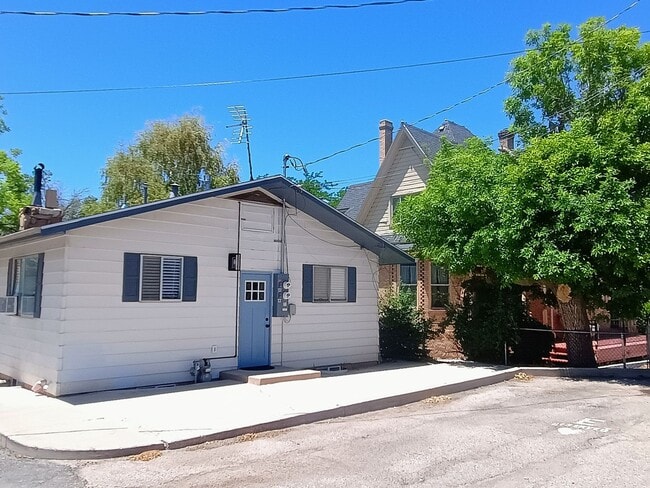 Building Photo - (400 W) Left Duplex Unit 164 N. 400 W. #B