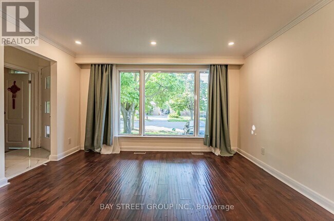 Photo - 394 Centre St E