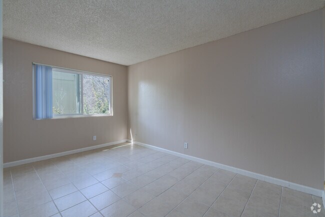 1BR, 1BA - 635 SF - Bedroom