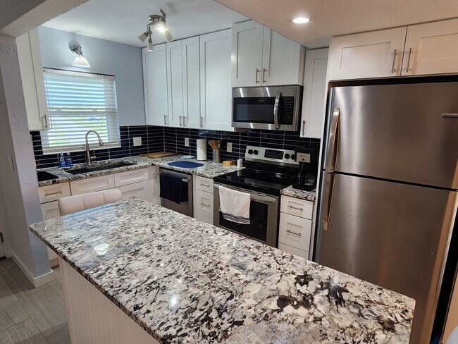 Photo - BEAUTIFUL 2 Bedroom Beach-Side Condo! FURN...