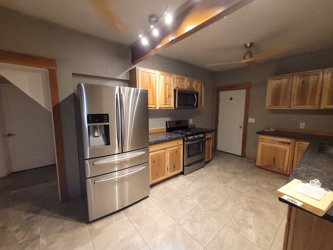 Country Home in the county on 1/2 Acre lot - Country Home in the county on 1/2 Acre lot