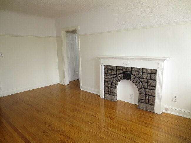 Photo - 1554-1574 Bathurst St