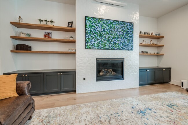Photo - 907 W 43rd St