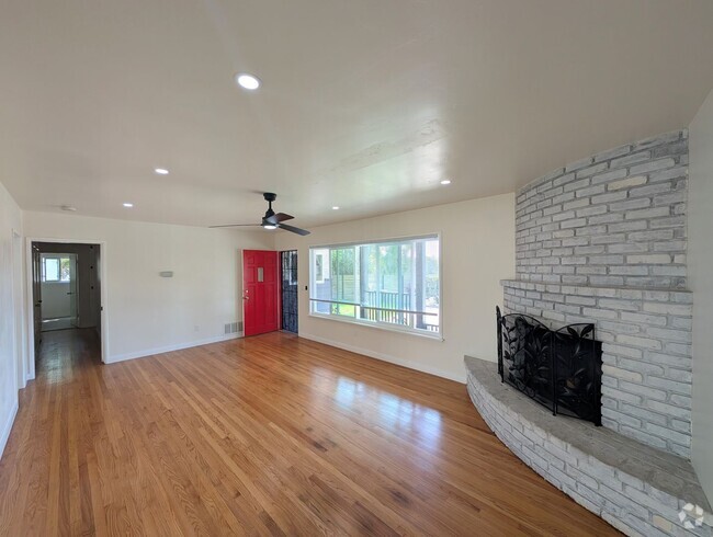 Building Photo - Single Story 3 Bedroom Home in Vista!
