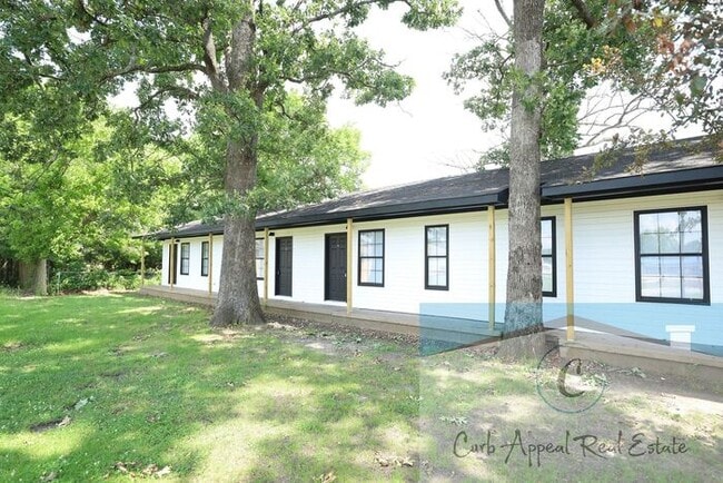 Building Photo - Recently renovated 1 bed, 1 bath apt - washer, dryer and utilities included!! HUD accepted!