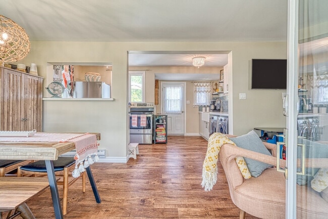 Building Photo - 903 Lakeshore Rd Unit ID1325014P