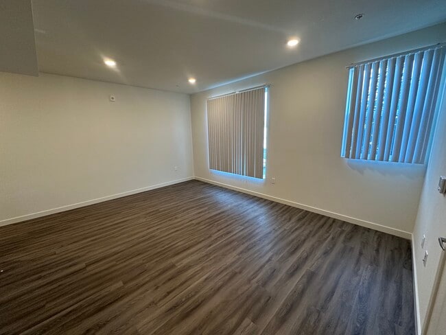 Studio Open Concept Layout/Huge Windows - Cloud Nine