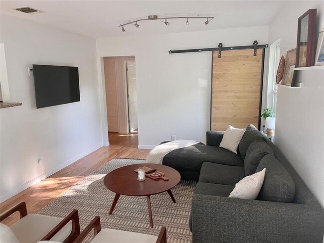 Photo - 3208 Thompson St