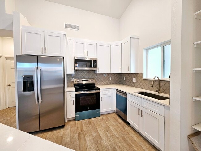 Photo - 1112 E 4th St