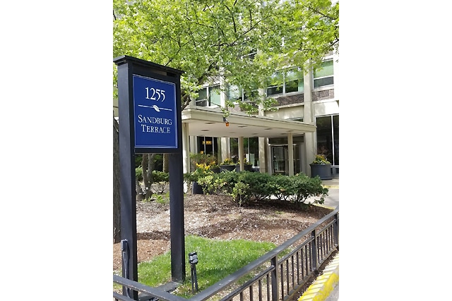 Building Photo - 1255 N Sandburg Terrace Rental