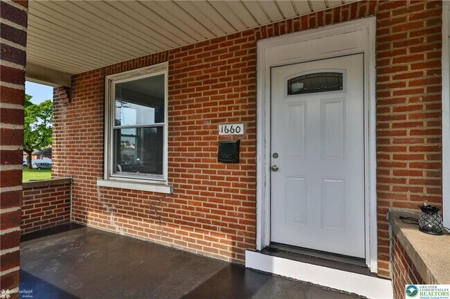 Photo - 1660 Main St