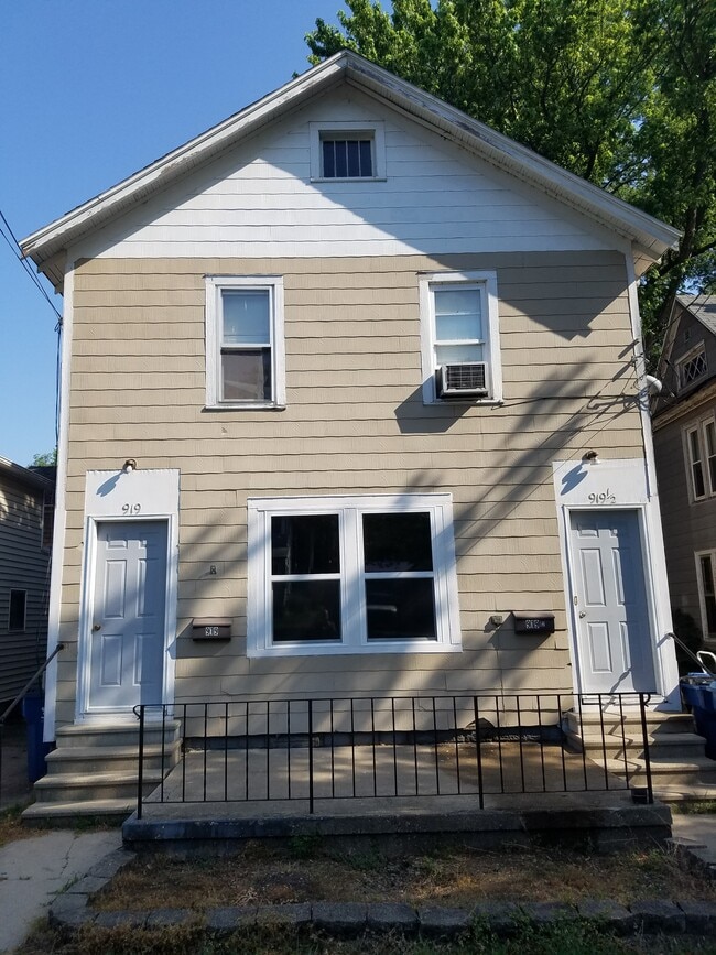 Outside View - 919 W 3rd St