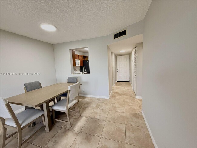 Photo - 8550 N Sherman Cir Unidad 507 Rental