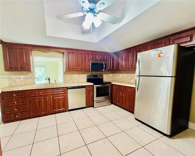 Photo - 825 NW 8th Ave