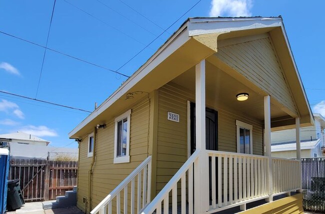 Building Photo - RARE STUDIO COTTAGE! Detached Cottage in B... Unit 2028 Rental