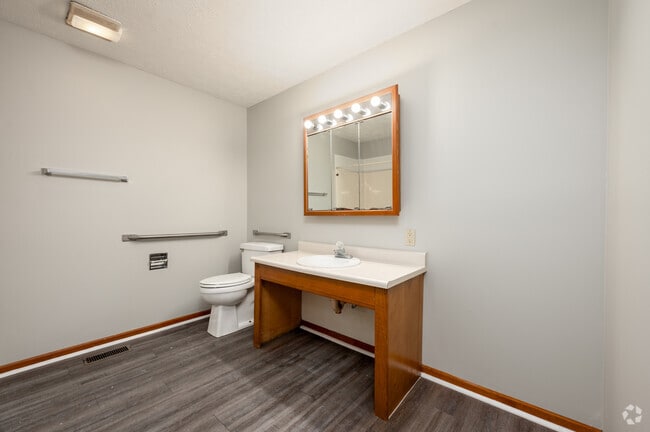 2BR, 1BA - 781SF - Bathroom