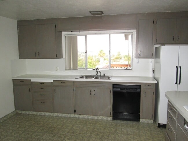 Photo - 221 Longview Ln