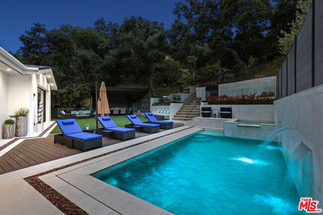 Photo - 8149 Willow Glen Rd