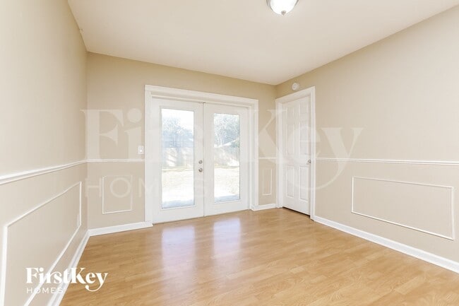 Photo - 240 Donegal Ave