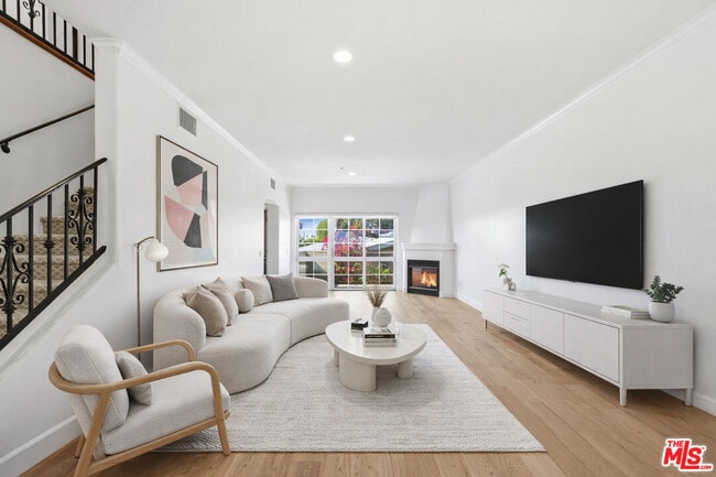 Building Photo - 851 N San Vicente Blvd Unit 318