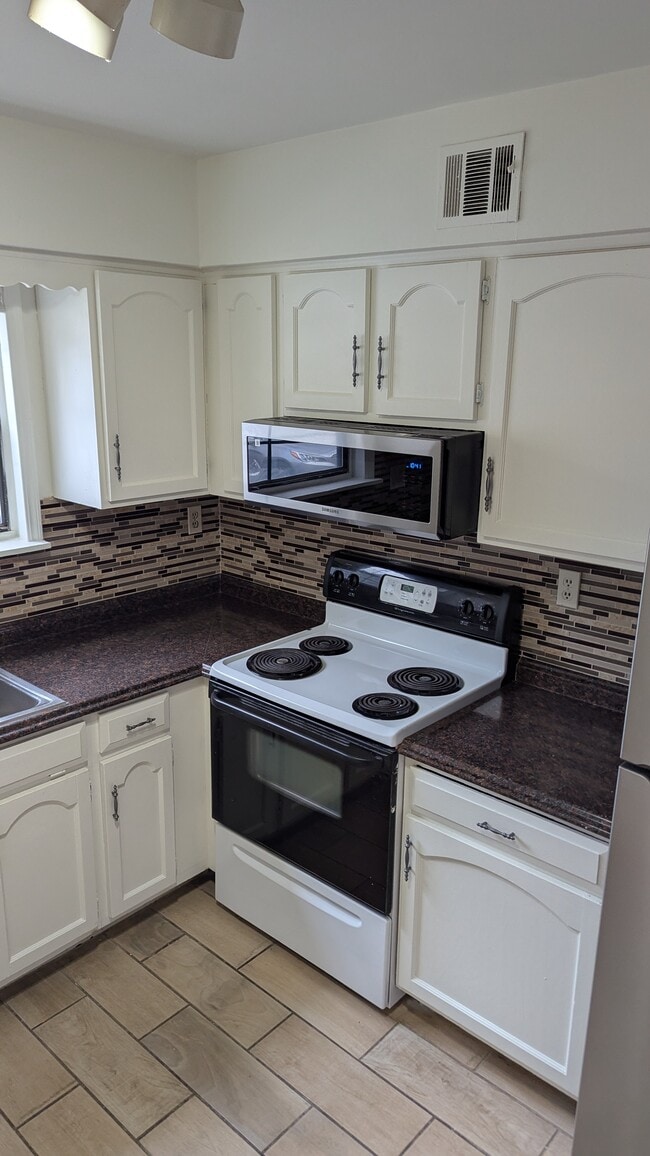 Kitchen - 1718 Redwood Ct