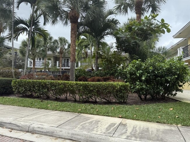 Building Photo - 1000 Palm Trail Unit 6