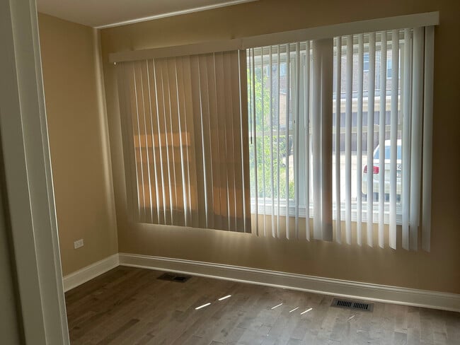 Den - 2553 W Summerdale Ave