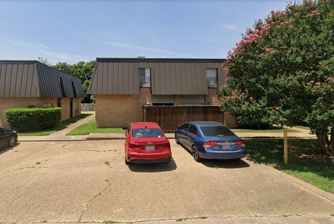 Building Photo - 1 Bed + 1 Bath - Spacious Townhome close to Campus and Park Unit HS1108D
