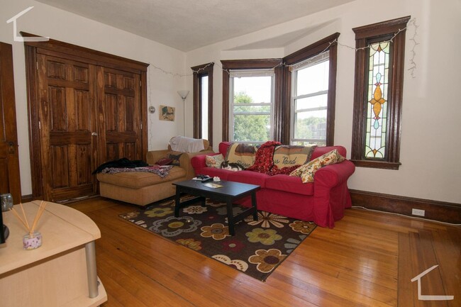 Oak Square Area. Freshly Painted, Laundry ... - Oak Square Area. Freshly Painted, Laundry ... Condo
