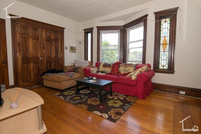 Building Photo - Oak Square Area. Freshly Painted, Laundry ... Rental