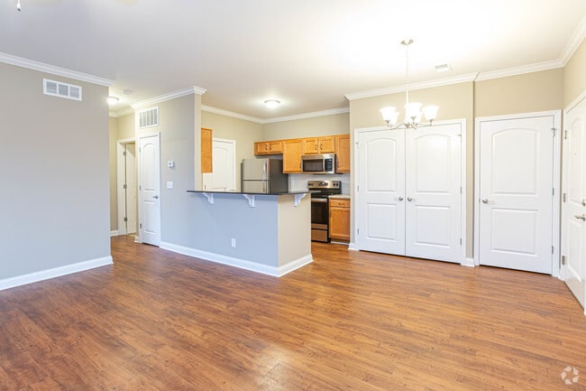 1BR, 1BA - 850 SF - Living Room - Glenmary Pointe Apartments