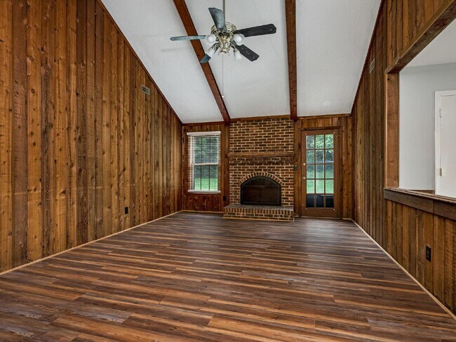 Photo - Cute as a button ranch home!