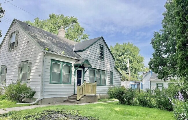 Building Photo - Adorable 3 Bed | 2 Bath in Longfellow Rental