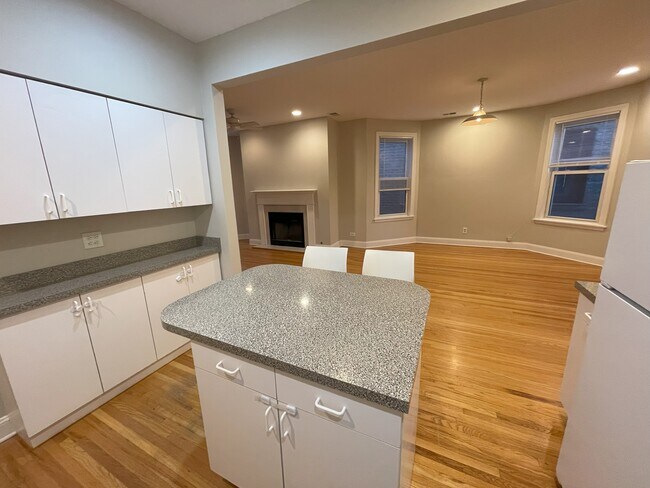 Freshly painted - ready to move in! - 3650 N Oakley Ave Unit 2F