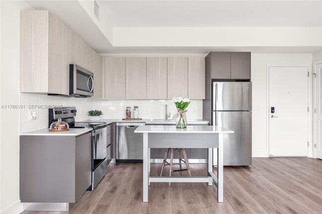 Building Photo - 3701 N Dixie Hwy Unit 204