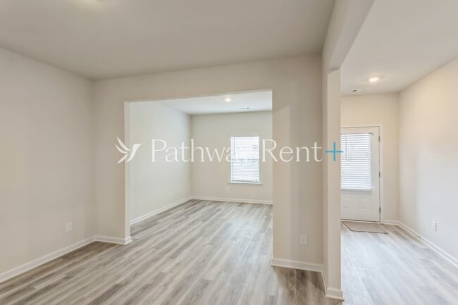 Building Photo - 646 Mackenzie Cv Rental