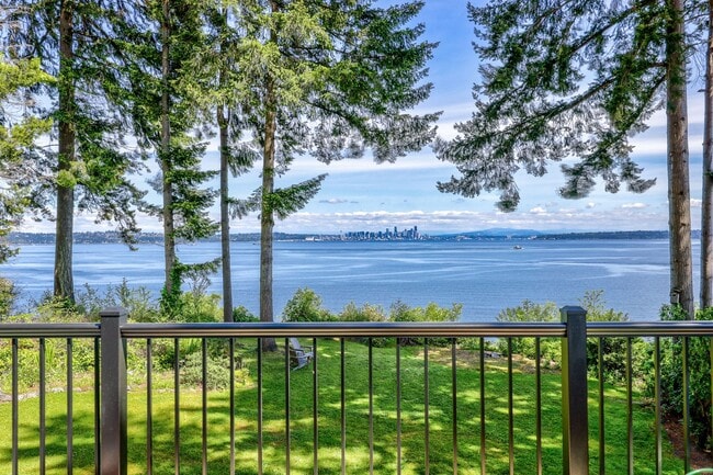 Building Photo - Beautiful Vintage Charming High Bank Waterfront Bainbridge Island Home