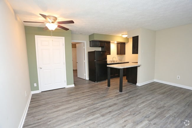 1BR, 1BA - 675 SF - Living Room