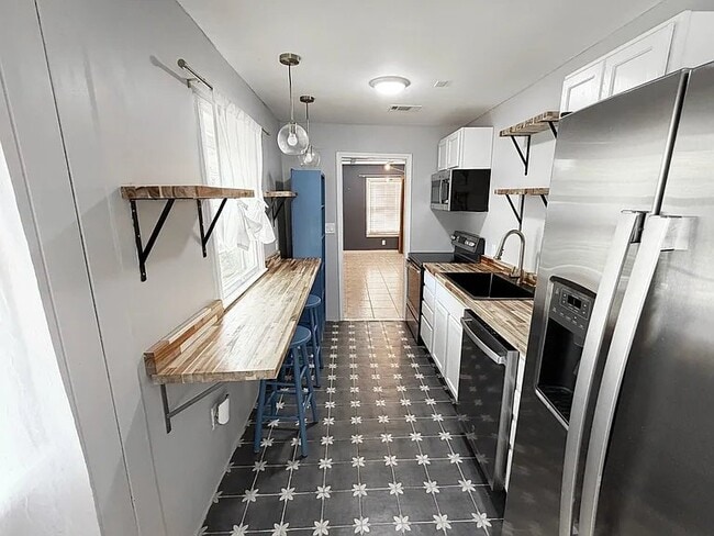 1814 W La Rua St