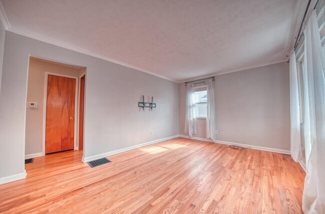 Photo - 3088 Ontario St