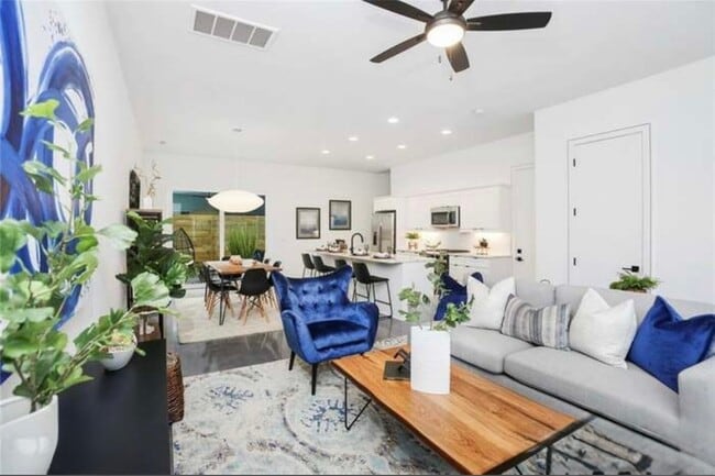 Photo - 2108 Roslyn Ave