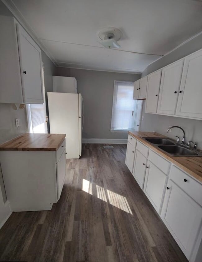 Photo - 2300 Madison St NE Unidad Duplex  One